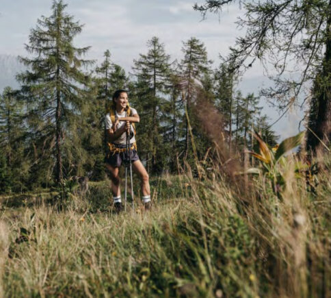 Frau beim Wandern im Salzburger Land