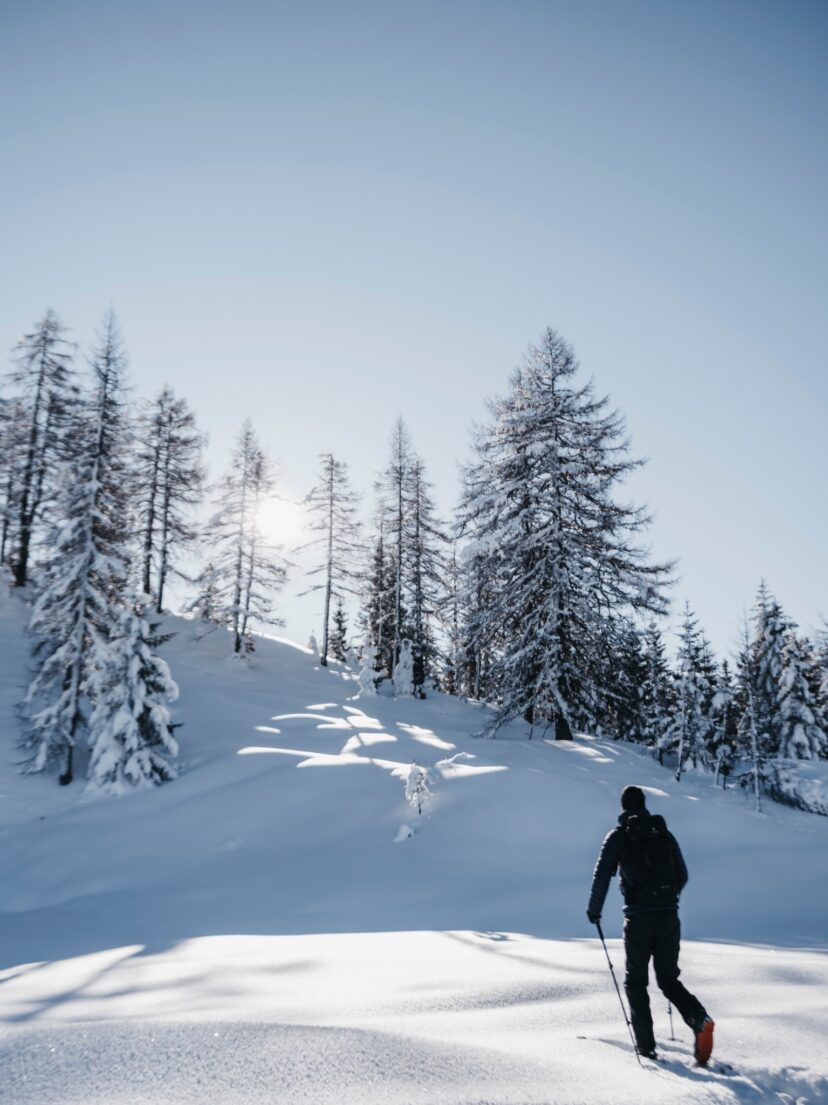 Skitouren in verschneiter Landschaft im Salzburger Land