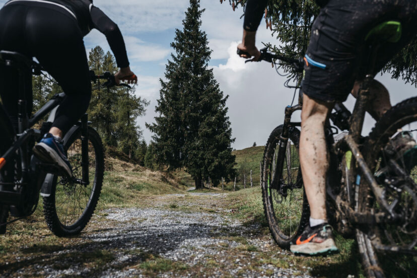 Zwei Radfahrer auf dem Berg