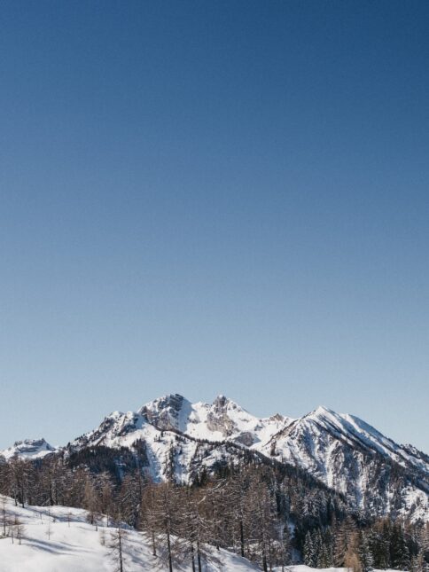 Aussicht auf die Berge im Winter