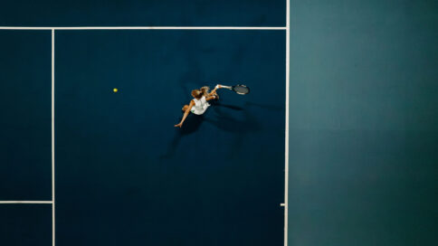 Mädchen beim Tennis spielen im einer Tennishalle im Alpina Alpendorf