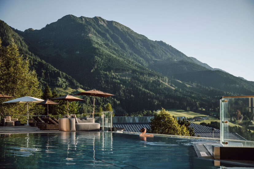 Dame genießt die Aussicht auf die Bergwelt im Alpina Alpendorf im Salzburger Land