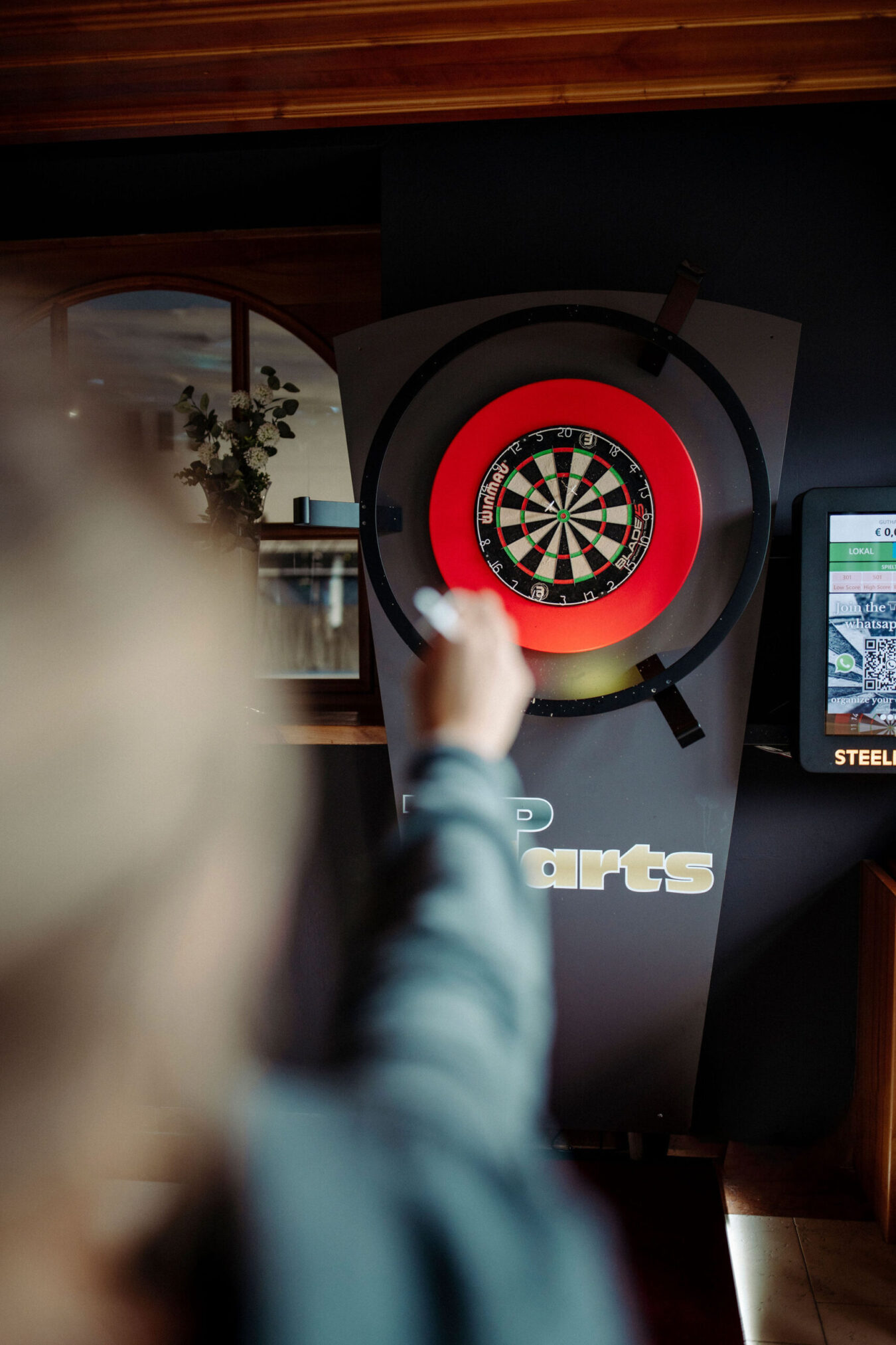 Steel Dart im Alpina Alpendorf im Bistro.