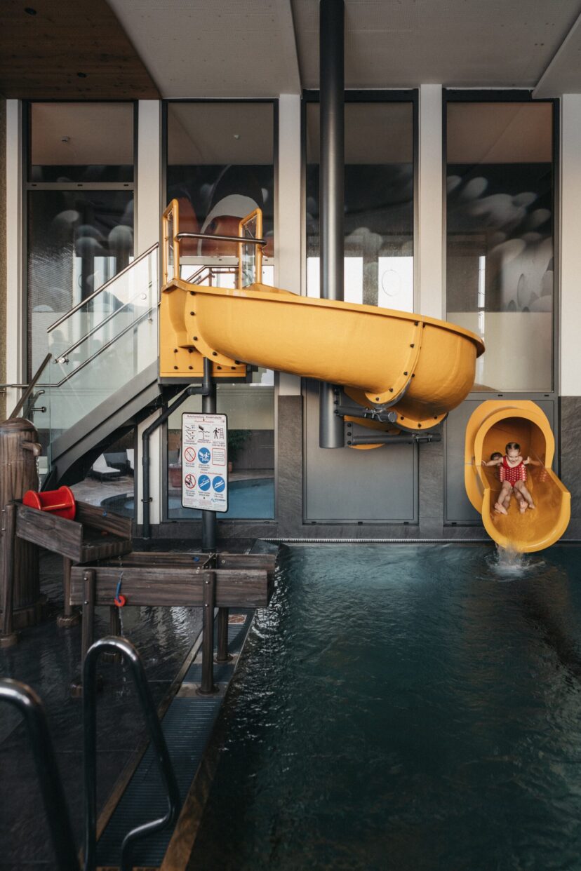 Kinderbecken mit Nemo Wasserrutsche im Alpina Alpendorf im Salzburger Land