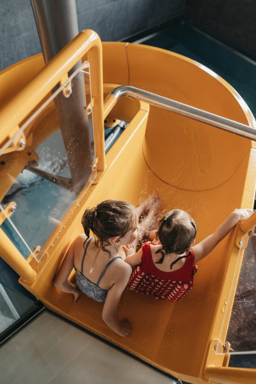Kids in der Wasserrutsche im Alpina Alpendorf