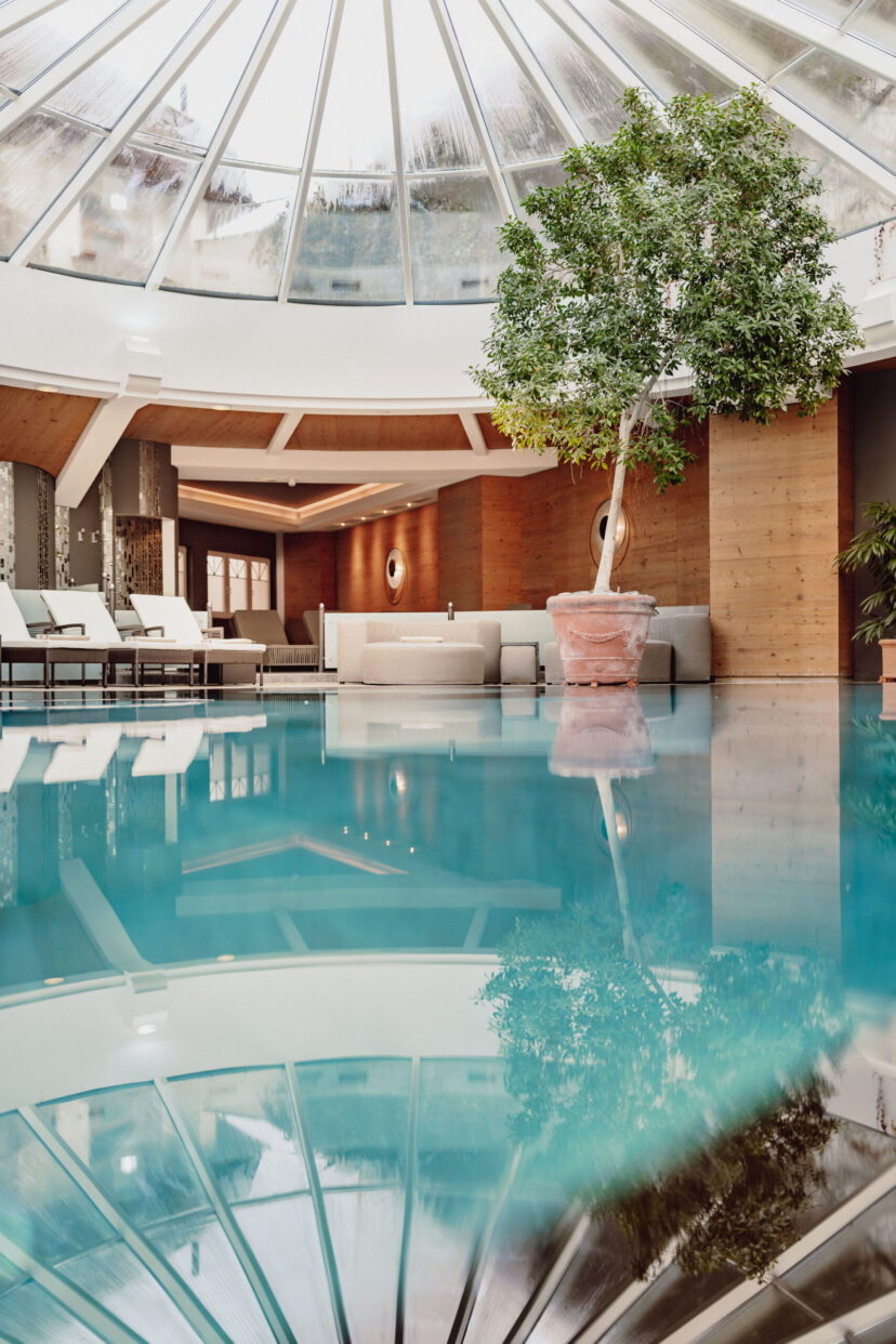 Indoor Pool im Alpina Alpendorf mit Sonnenkuppel